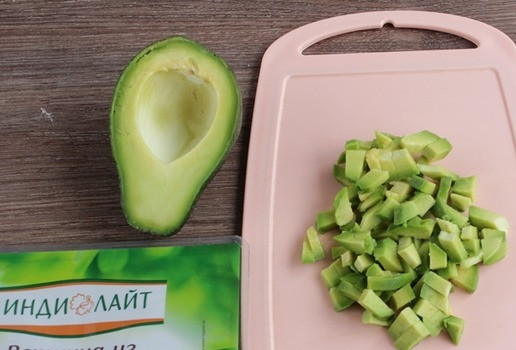 1. Этап. Праздничная закуска в тортилье: Авокадо также нарежьте маленькими кусочками