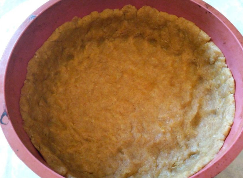 1. Этап. Квише с овощной начинкой: Охлаждённое тесто распределите по дну и бокам формы для выпекания. Диаметр формы должен составлять примерно 18-20 сантиметров.