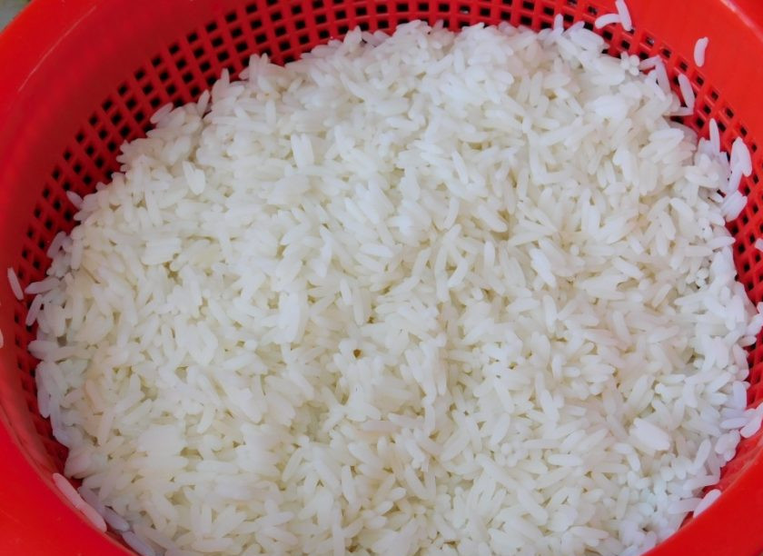 1. Этап. Рисовый гарнир с горошком и кукурузой: Первым делом отварите рис до готовности.