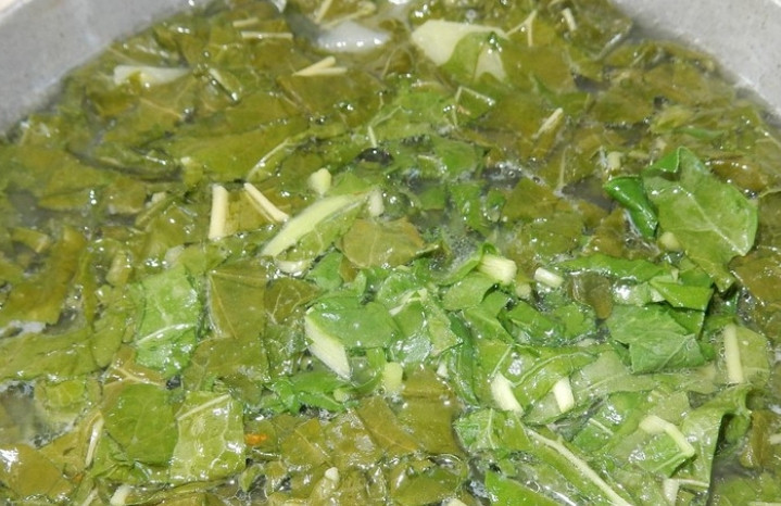 1. Этап. Суп из ревеня: Процеживаем готовый бульон. Вновь доводим до кипения, после чего добавляем в него листья ревеня. Кладем картофель, варим до готовности.