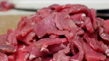 1. Этап. Говядина с цветной капустой: Мясо порезать тонкими кусочками.