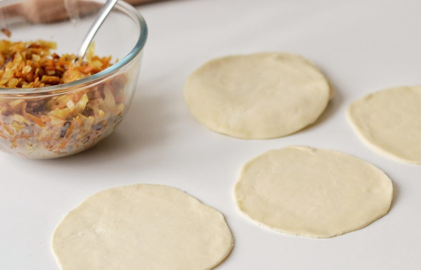 1. Этап. Пельмени Момо: Раскатайте тесто в колбаску, отрежьте небольшие кусочки. Раскатайте их на кружки.