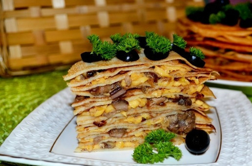 1. Этап. Блинный торт с грибами: Торт украшаем зеленью и маслинами. Приятного аппетита!