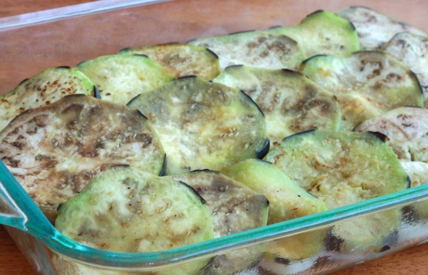 1. Этап. Запеканка картофельная с баклажанами: 2. Дальше - слой баклажанов. Чтобы не горчили, я их картофелечисткой частично избавила от темной кожуры и обжарила со специями. Баклажаны выкладываем не все сразу, а только половину.