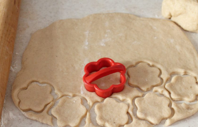 1. Этап. Песочное печенье с бананом: Разделяем тесто на 2 части. Раскатываем пласт толщиной 3 мм. и формочкой вырезаем печенье.