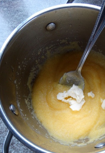 1. Этап. Полента в беконе на гриле: Добавить сыр и масло.