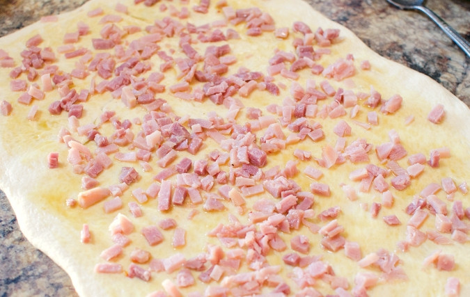 1. Этап. Булочки с горчицей и ветчиной: 3. Затем тесто смажьте соусом. Далее выложите ветчину, порезанную маленькими кубиками.