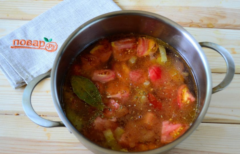 1. Этап. Томатный суп-пюре Красная жара: Также в кастрюлю отправьте лавровый листик, орегано и паприку, посолите по вкусу. Залейте все бульоном, доведите до кипения и варите на медленном огне 20 минут.