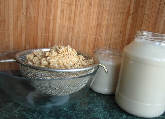 1. Этап. Овсяный кисель на кефире: 3. Аккуратно процедите через сито.