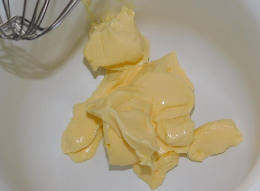 1. Этап. Крем-пломбир для украшения торта: Взбейте до бела сливочное масло. Постепенно вмешайте весь заварной крем.