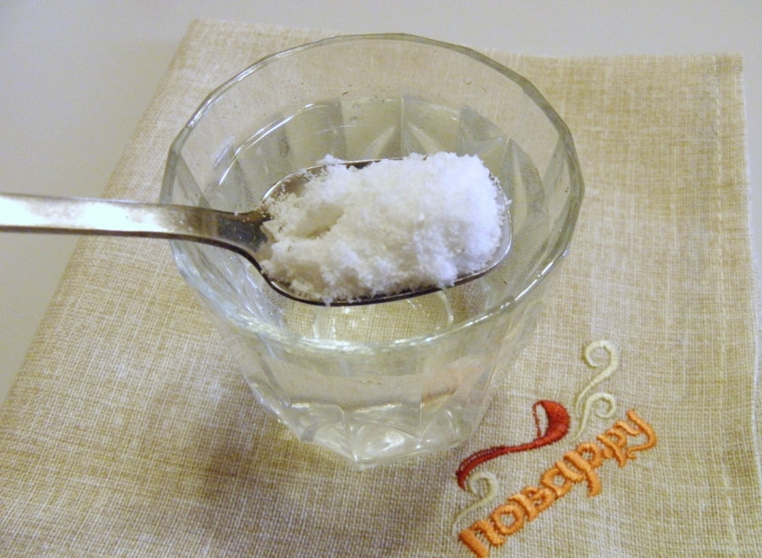 1. Этап. Постное тесто для вареников: В воде растворите чайную ложку соли, лучше если вода будет просто теплой.