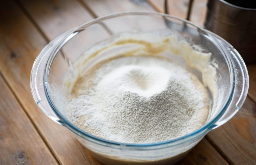 1. Этап. Булочки с яблоком и корицей из дрожжевого теста: Затем просеивайте частями муку и производите замес сначала ложкой, а затем и руками. Контролируйте количество муки самостоятельно, в итоге у вас должно получиться мягкое, не прилипающее к рукам тесто.