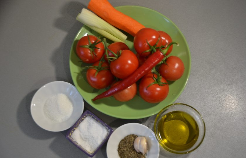 1. Этап. Соус Пассата: Подготовьте овощи, специи и оливковое масло.