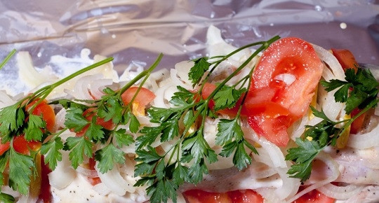 1. Этап. Судак, запеченный в фольге целиком: 10. По желанию добавьте свежую зелень.