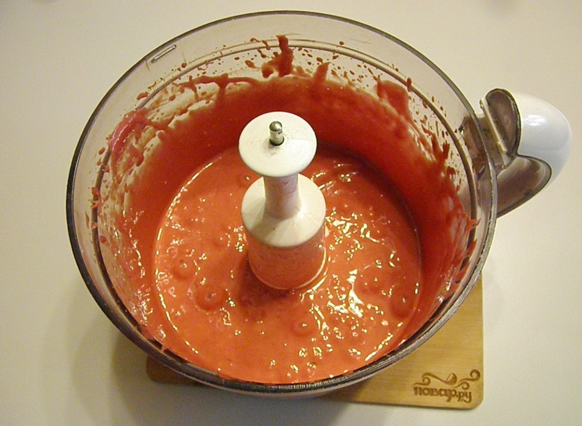 1. Этап. Печеночный торт из куриной печени: Полкило печени промытой куриной кладем в блендер и измельчаем до однородной массы.