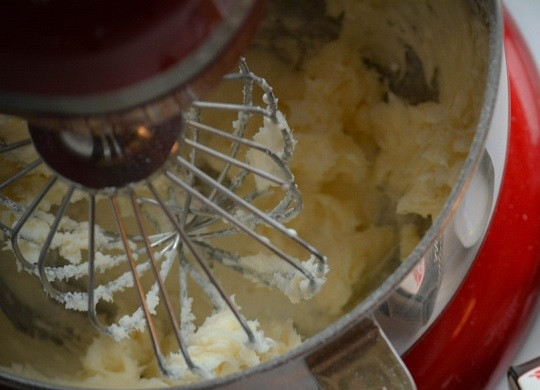 1. Этап. Капкейки Красный бархат на кефире: 8. Пока они пекутся, можно приготовить крем. Взбейте сливочное масло, сахарную пудру, крем-сыр, ванильный экстракт, сливки.