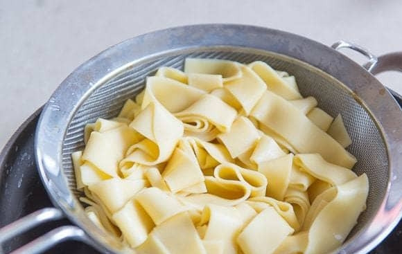 1. Этап. Нудл суп: 7. Пока всё готовится, отварите лапшу до готовности в подсоленной воде.