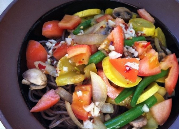 1. Этап. Соба с овощами и грибами: 5. Подавайте собу с овощами и соусом, а также крупно нарежьте помидор. Приятного аппетита!