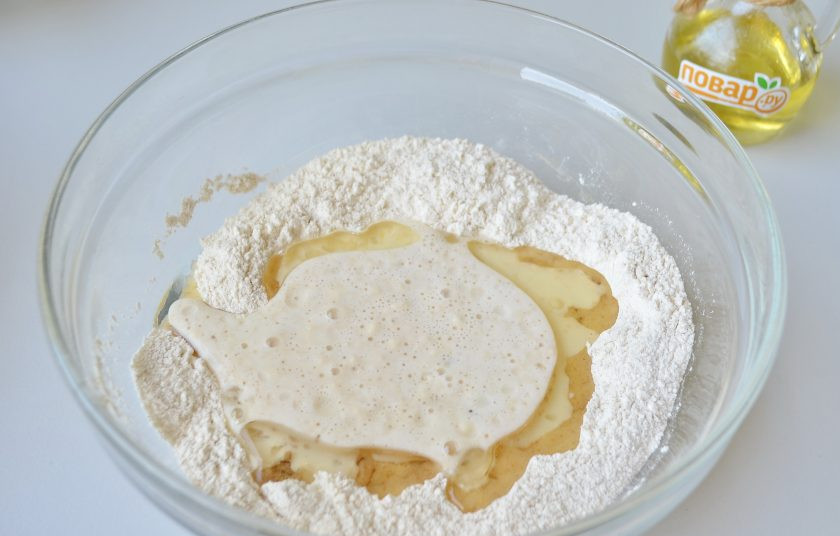 1. Этап. Кекс с маком и сливами: 4. В муку положите щепотку соли, содержимое двух пиалочек, растительное масло.