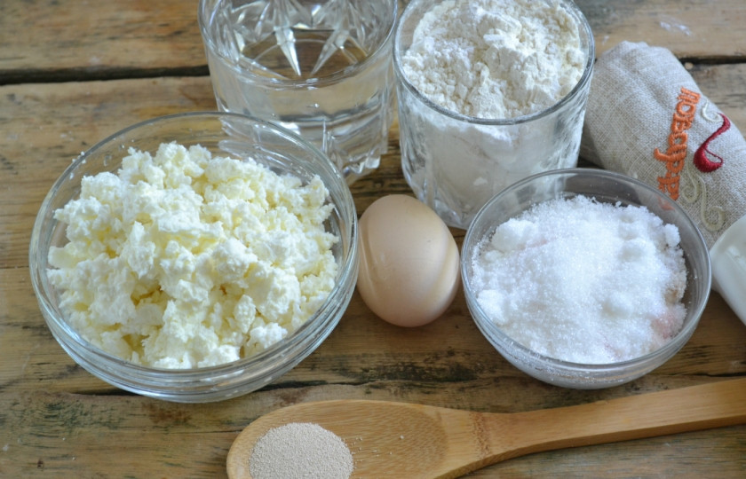 1. Этап. Ватрушка с творогом: Подготовьте все необходимые ингредиенты.