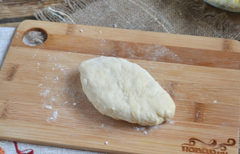 1. Этап. Пирожки с луком на кефире: Пирожки обжарьте в раскаленном подсолнечном масле.