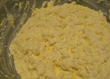 1. Этап. Выпечка из теста фило: 4. Пока тесто фило томится в холодильнике, приступайте к приготовлению начинки. Смешайте творог с яйцами, немного посолите.