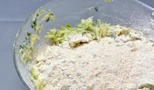 1. Этап. Вафли из кабачков: Всыпать просеянную муку с разрыхлителем.