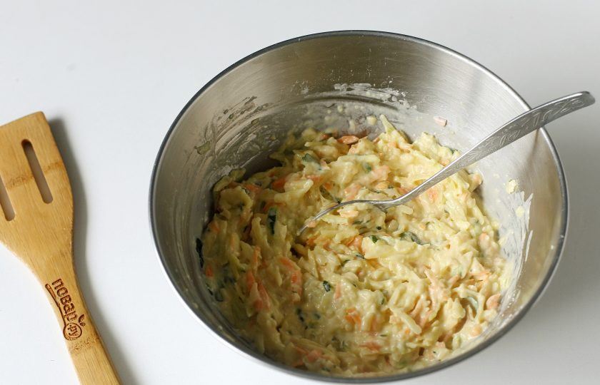 1. Этап. Овощная запеканка для детей: Затем, в зависимости от того, сколько овощи дадут сока, добавьте муку. Масса должна быть достаточно густая и вязкая, как на оладьи.