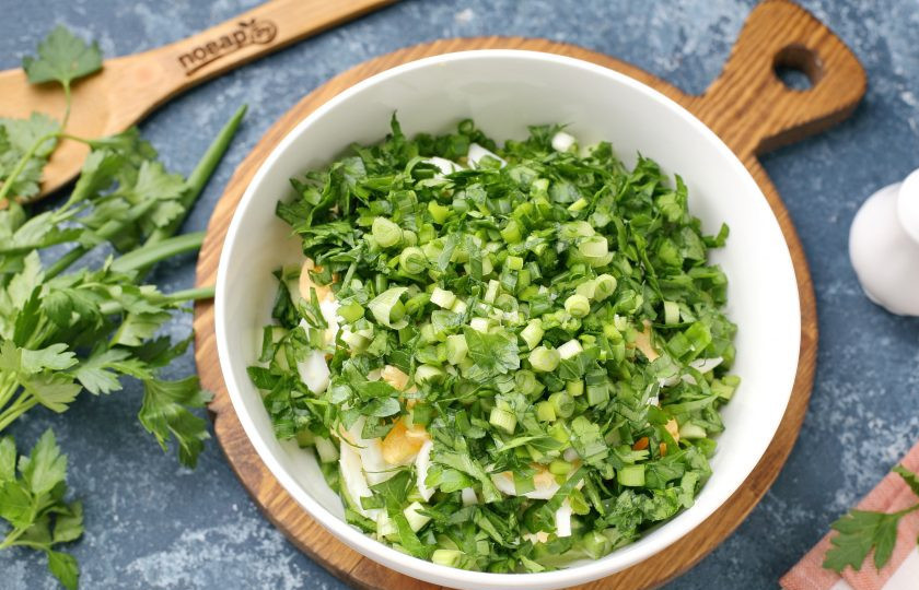 1. Этап. Весенний салат с огурцом и яйцом: Лук и петрушку порубите ножом. Для более яркого аромата можно добавить ещё свежий укроп.