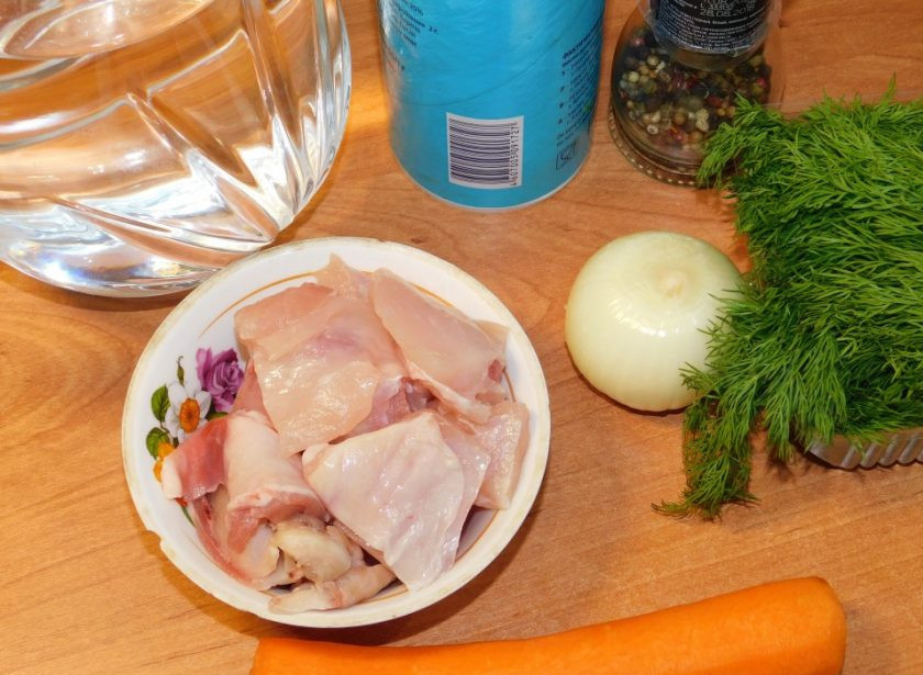 1. Этап. Бульон из дичи: Подготовьте все необходимые ингредиенты. Мясо отделите от костей и вымочите в воде в течение нескольких часов, пока оно не станет светлее.