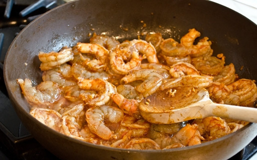 1. Этап. Острые жареные креветки: 6. С замаринованных креветок слейте жидкость. Отправьте их на сковороду.