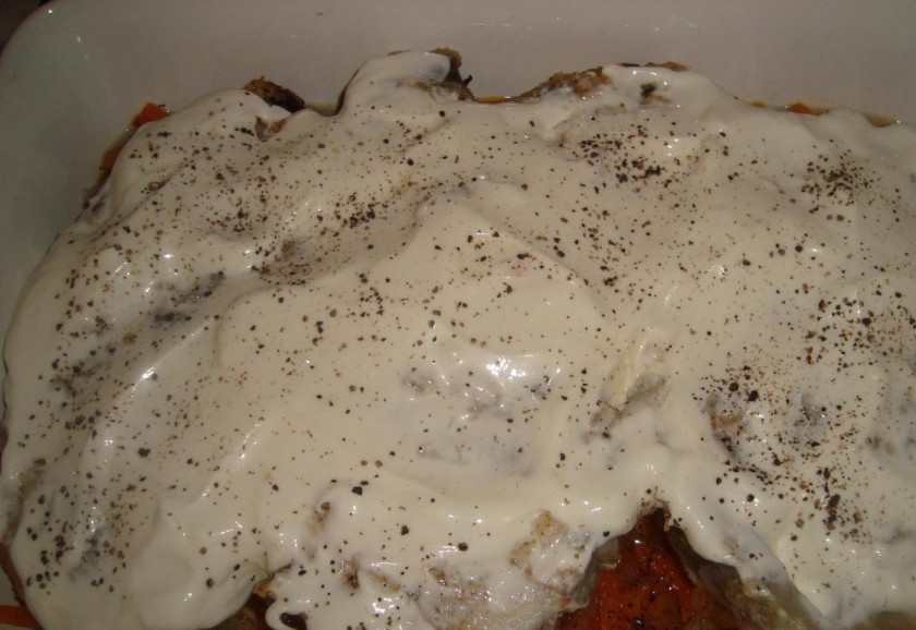 1. Этап. Треска под сметанным соусом: 5. Обильно смазываю стейки сметаной, посыпаю черным молотым перцем и отправляю в разогретый до 180 градусов духовой шкаф на 20-25 минут.