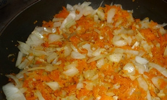 1. Этап. Салака тушеная: Все овощи помойте, почистите. Морковь и сельдерей натрите на крупной тёрке. Лук измельчите. Помидоры нарежьте дольками, но пока отставьте в сторону. Выложите лук, сельдерей и морковь в сковороду, политую растительным маслом. Тушите на среднем огне.