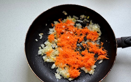 1. Этап. Томатный суп с булгуром: 4. После добавьте тертую морковь (можно нарезать мелко).