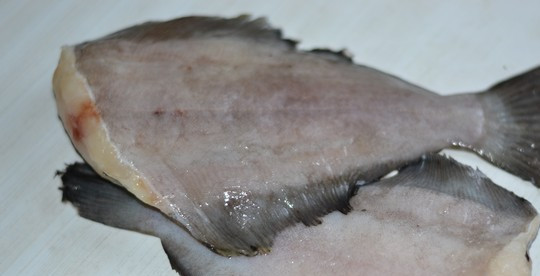 1. Этап. Камбала в мультиварке: Камбалу чистим, удаляем внутренности. Затем отрезаем голову, плавники и хвост.