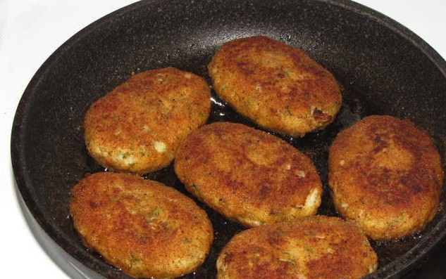 1. Этап. Вкусные котлеты из щуки: Жарить котлеты из щуки лучше на сливочном масле, чтобы придать им приятный сливочный вкус и аромат. На каждой из сторон обжарьте котлетки по 1-2 минуте. Готовые котлеты выложите на салфетку, дайте лишнему маслу впитаться.