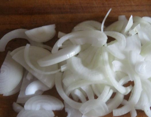 1. Этап. Лагман из говядины в мультиварке: Полукольцами режем лук.