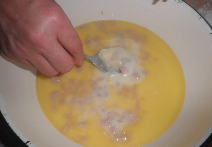 1. Этап. Дрожжевое тесто на пышки: 5. Уже в теплое молоко добавляю дрожжи и немного перемешиваю.