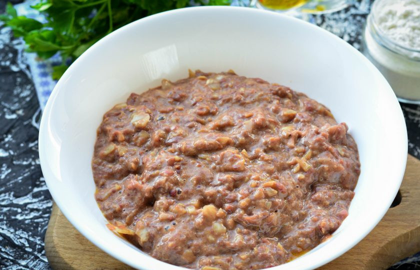 1. Этап. Котлеты из куриных потрохов: Перекрутите через мясорубку потрошки и лук, чтобы получился фарш для котлет.