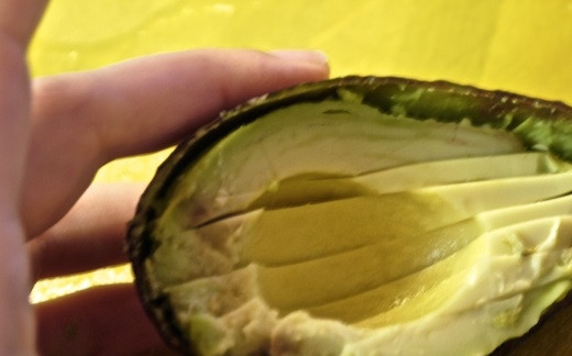 1. Этап. Роллы овощные: 4. Авокадо вымойте, обсушите. Нарежьте пополам, удалите косточку, а мякоть нарежьте тонко.