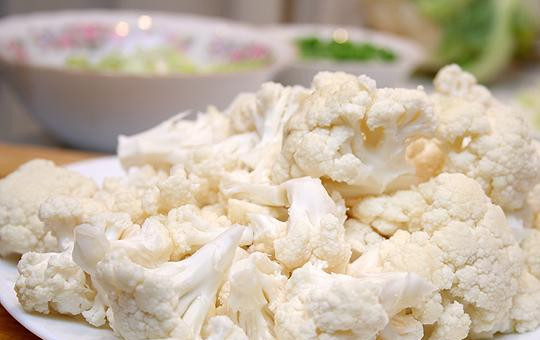 1. Этап. Франкфуртский овощной суп: Цветную капусту разбираем на соцветия.