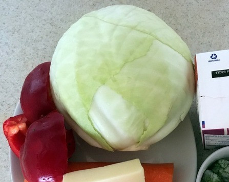 1. Этап. Капустная запеканка Блин в капусте: 1. Моем и чистим морковь, капусту и перец. 2. Шинкуем морковь на крупной терке и измельчаем капусту на кухонном комбайне (так быстрее) или нарезаем короткими узкими полосками. 3. Моем, чистим и мелко крошим фенхель. У меня замороженный.