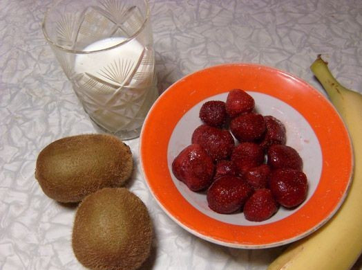 1. Этап. Смузи с йогуртом: Подготовим все ингредиенты. Помоем клубнику и удалим черешки с листиками, очистим банан и киви.