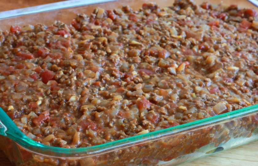 1. Этап. Запеканка картофельная с баклажанами: 3. Теперь отдельно на сковороде обжарим фарш со специями, пока вся жидкость не испарится. Потом добавим давленые томаты вместе с соком, а также лук и специи. Протушим до готовности и выложим поверх баклажанов. Сверху, кстати, выкладываем оставшиеся овощи в последний слой.