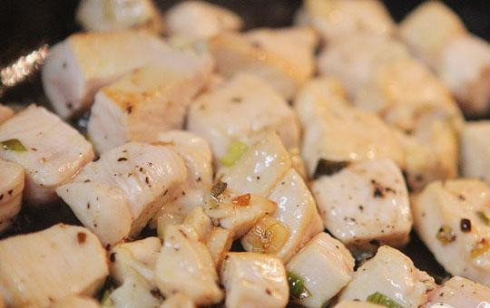 1. Этап. Кесадильяс с курицей, беконом и авокадо: 3. Добавить курицу в один слой, приправить солью и перцем и жарить около 5 минут до золотистого цвета и готовности, переворачивая один раз во время приготовления. Убрать курицу и лук, выложить в миску и промыть сковороду.