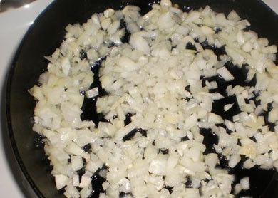 1. Этап. Сырный крем-суп с курицей: Измельчаем лук и обжариваем его на растительном масле 5 минут. Добавляем муку, жарим вместе еще несколько минут, помешивая.