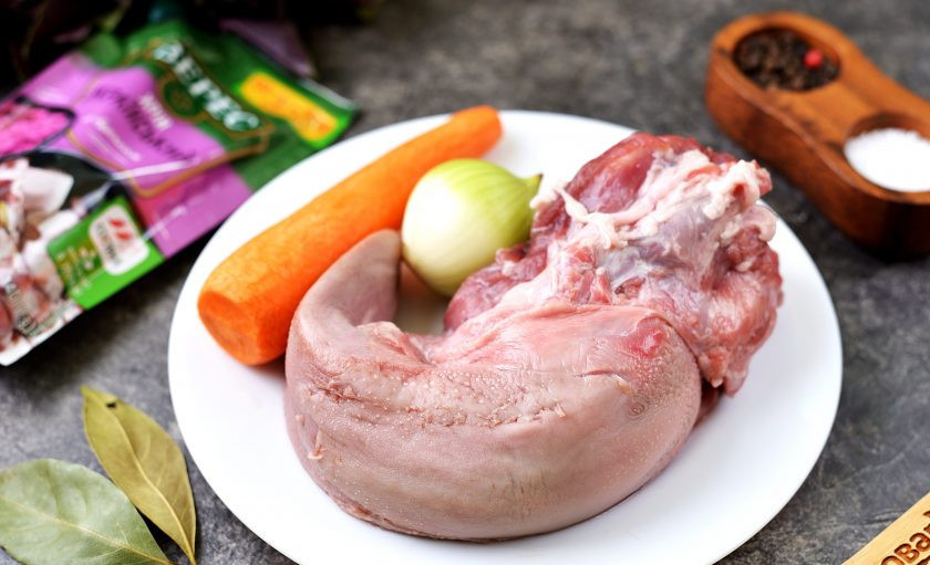 1. Этап. Язык отварной с хреном: Подготовьте все ингредиенты. Лук и морковь почистите, промойте вместе с языком под проточной водой.