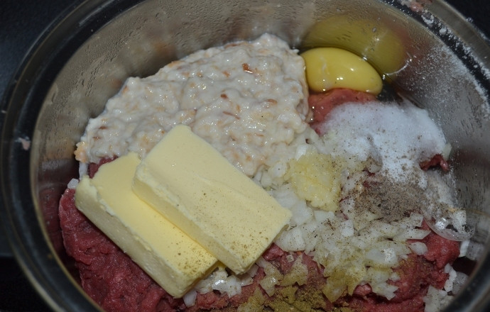 1. Этап. Паровые котлеты из говядины: А также размоченный в молоке хлеб, яйцо, размягченное сливочное масло, соль и перец. Тщательно перемешать.