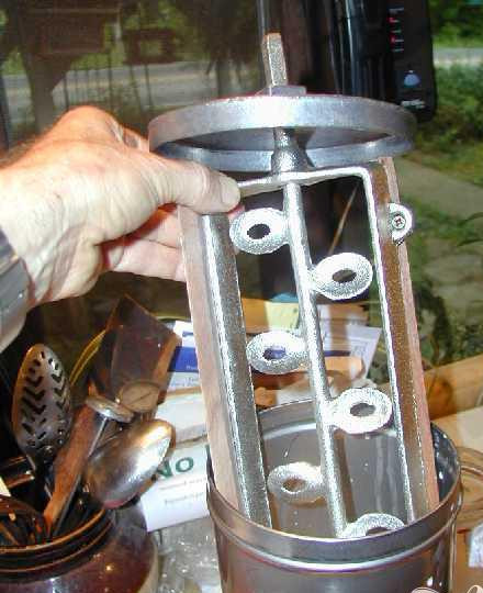 1. Этап. Самое простое сливочное мороженое: 5. Соберите мороженицу, накройте крышкой, включите и дальше готовьте мороженное сообразно инструкции мороженицы.