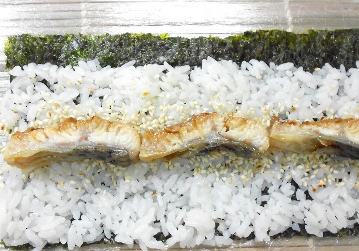 1. Этап. Роллы с угрем: Теперь выкладываем филе на полоску из кунжута.